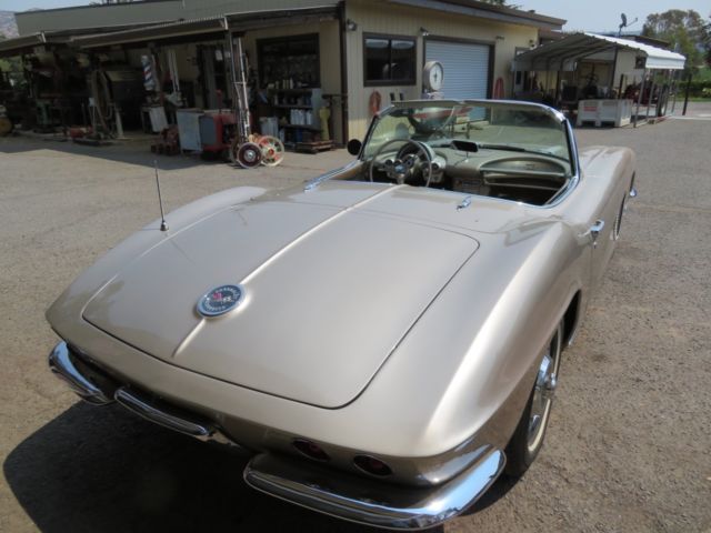 1962 Fawn Biege Metallic Chevrolet Corvette Convertible
