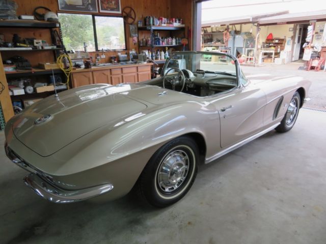 1962 Fawn Biege Metallic Chevrolet Corvette Convertible