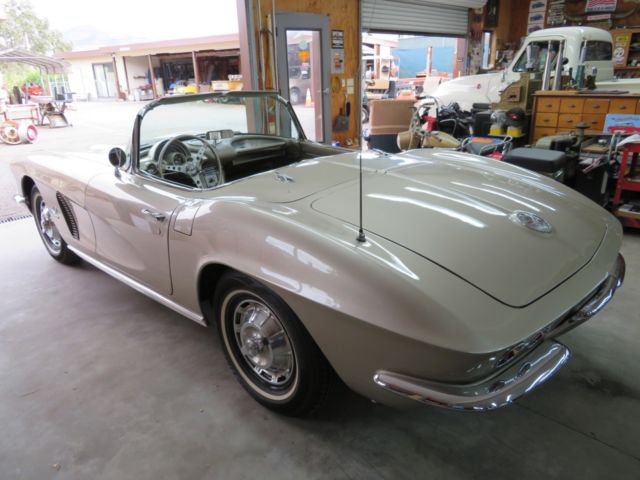 1962 Fawn Biege Metallic Chevrolet Corvette Convertible