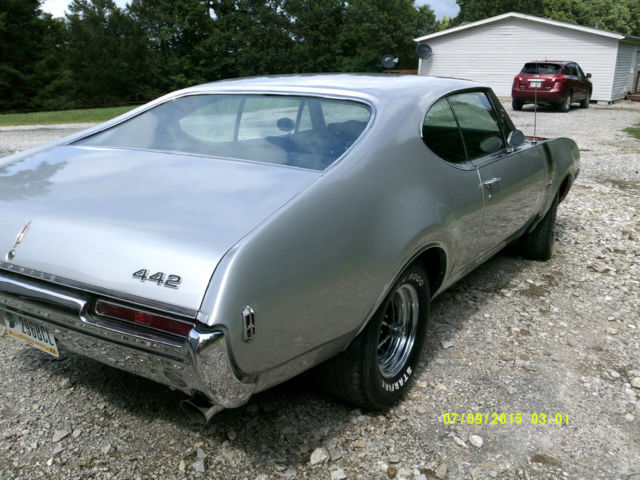 19680000 Silver/black Oldsmobile Cutlass Coupe
