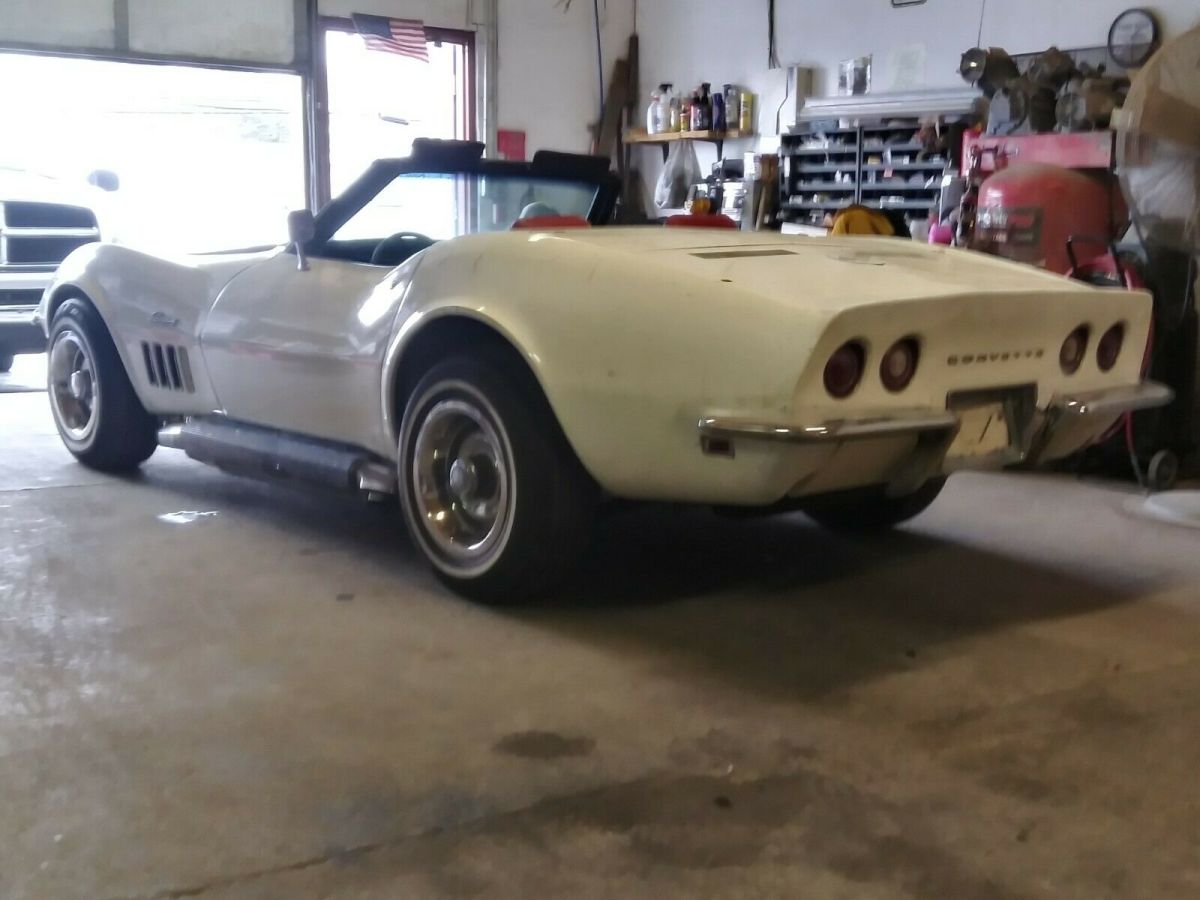 1969 White Chevrolet Corvette Convertible