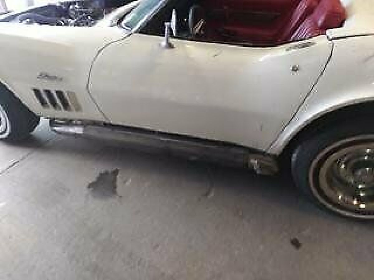 1969 White Chevrolet Corvette Convertible