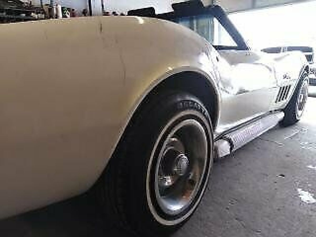 1969 White Chevrolet Corvette Convertible