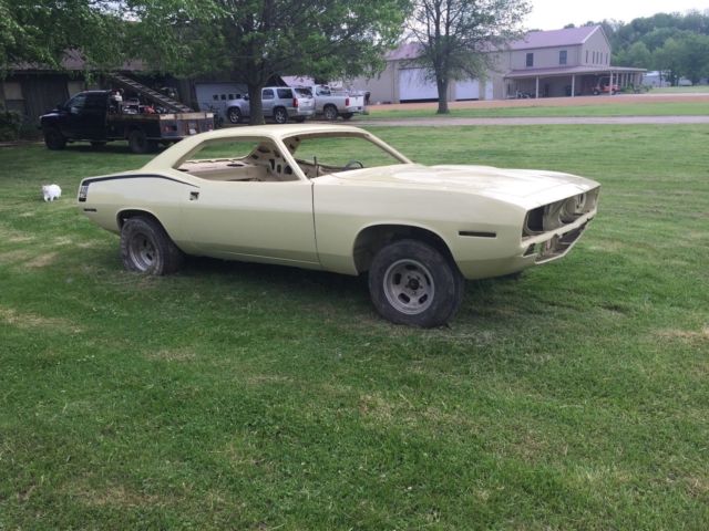 1970 Cream Plymouth Barracuda