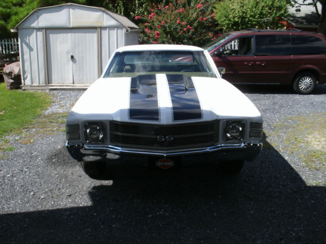 1971 White & Black Chevrolet Chevelle Hard top