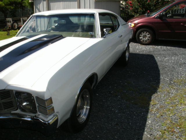 1971 White & Black Chevrolet Chevelle Hard top
