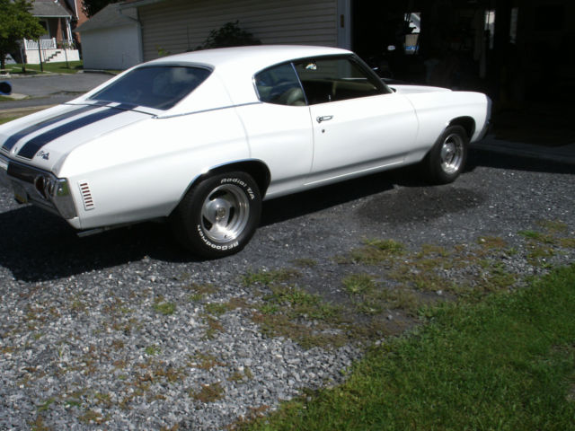 1971 White & Black Chevrolet Chevelle Hard top