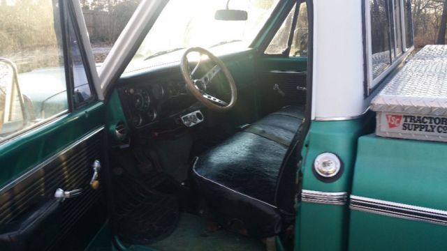 1971 White / Green Chevrolet C-10 Standard Cab Pickup