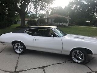 1971 White Oldsmobile Cutlass