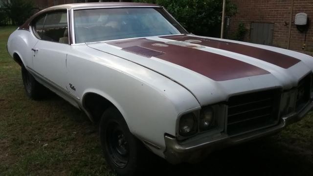 1971 White Oldsmobile Cutlass Fastback