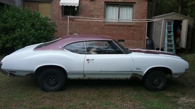 1971 White Oldsmobile Cutlass Fastback