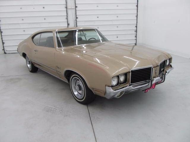1972 Gold Oldsmobile Cutlass Coupe