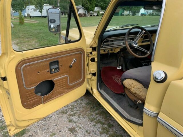 1972 Yellow Ford F-100 Pick up