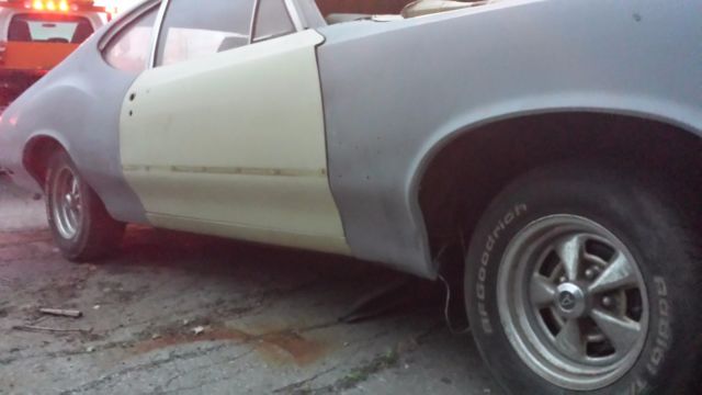 1972 Yellow Oldsmobile Cutlass Coupe