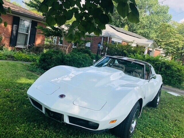 1974 White Chevrolet Corvette Coupe