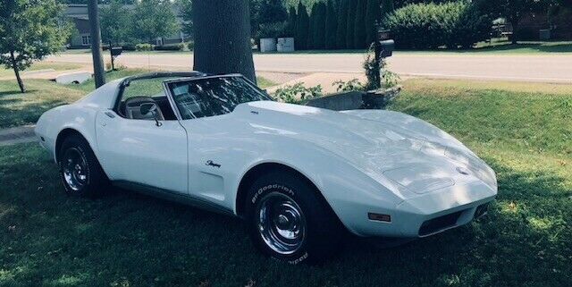 1974 White Chevrolet Corvette Coupe