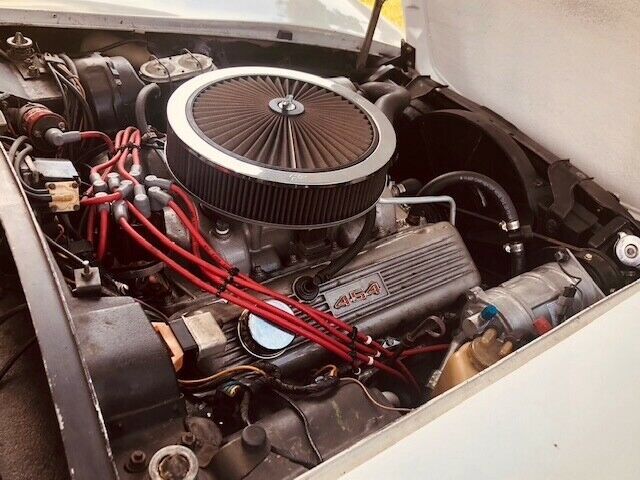 1974 White Chevrolet Corvette Coupe