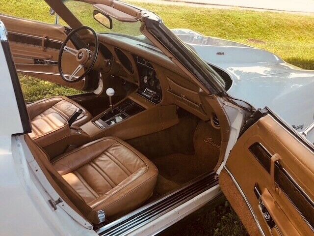 1974 White Chevrolet Corvette Coupe