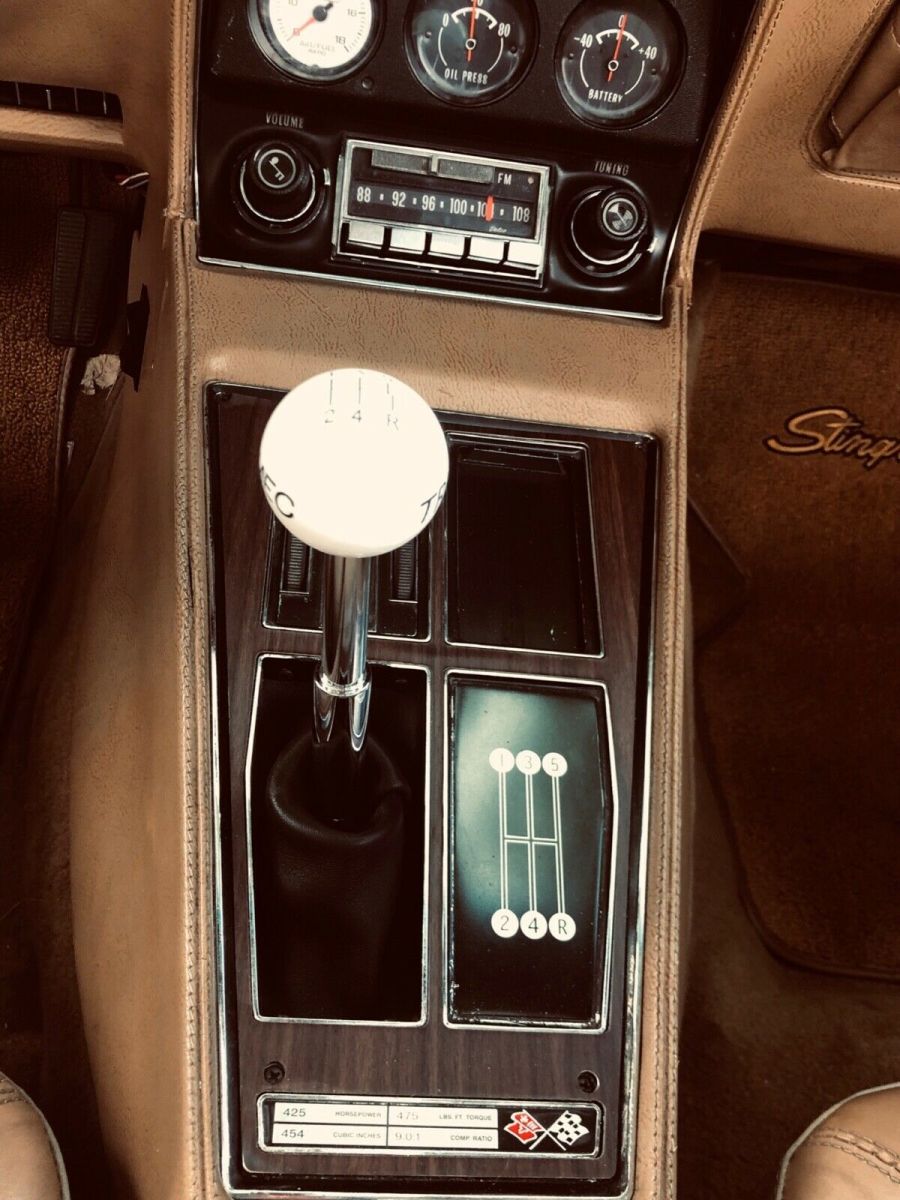 1974 White Chevrolet Corvette Coupe