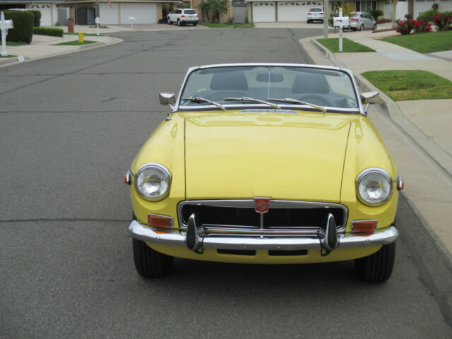 1974 Yellow MG MGB