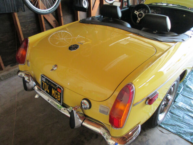 1974 Yellow MG MGB