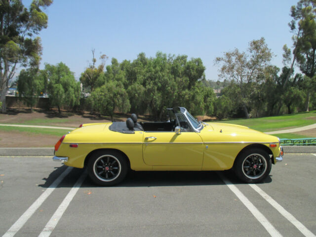 1974 Yellow MG MGB