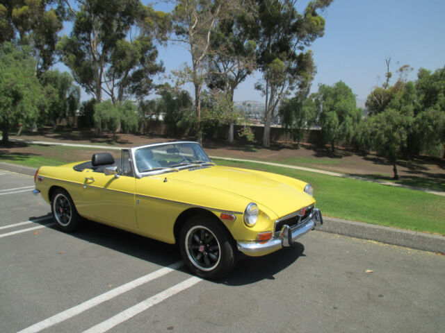 1974 Yellow MG MGB