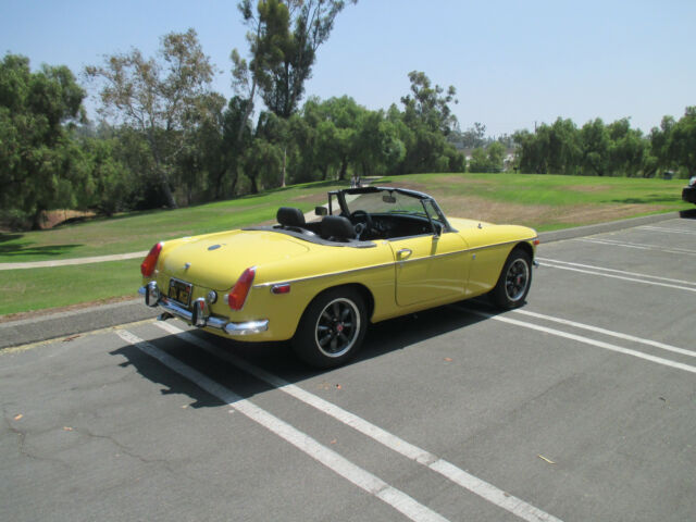 1974 Yellow MG MGB
