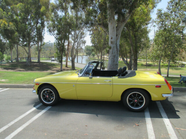 1974 Yellow MG MGB