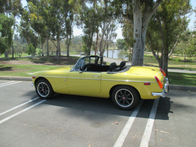1974 Yellow MG MGB