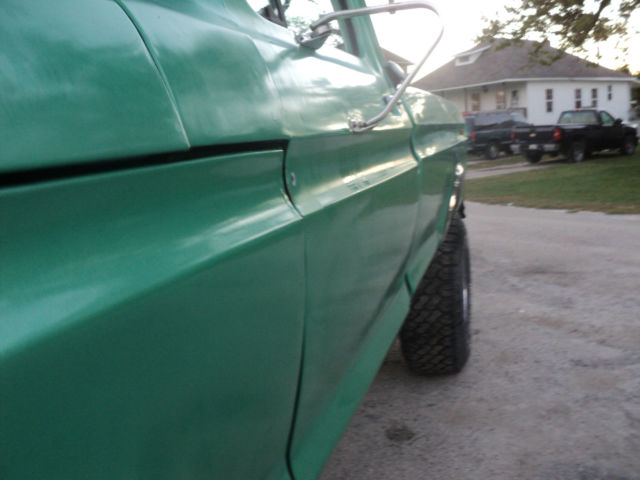 1976 Green Ford F-250 Standard Cab Pickup