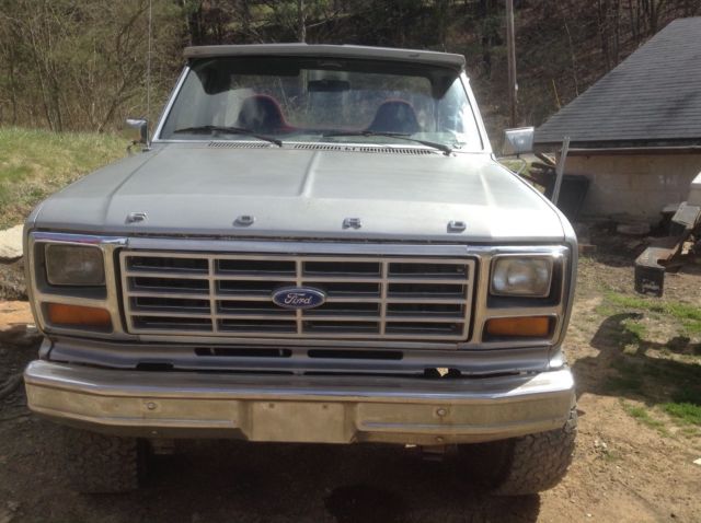 1986 Silver Ford F-250 Standard Cab Pickup