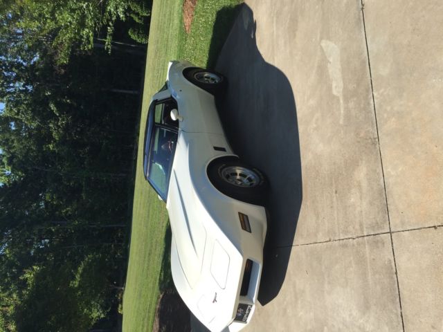 1980 Pearl white Chevrolet Corvette Coupe