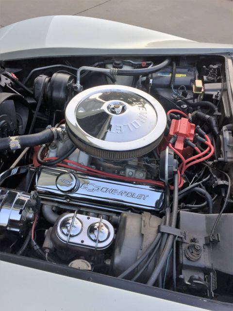 1980 Pearl white Chevrolet Corvette Coupe