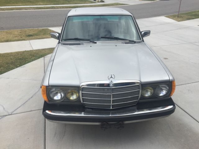 1982 Blue Mercedes-Benz 300-Series Sedan