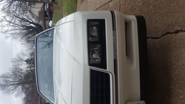 1985 White Chevrolet Monte Carlo Coupe