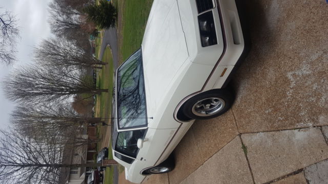 1985 White Chevrolet Monte Carlo Coupe