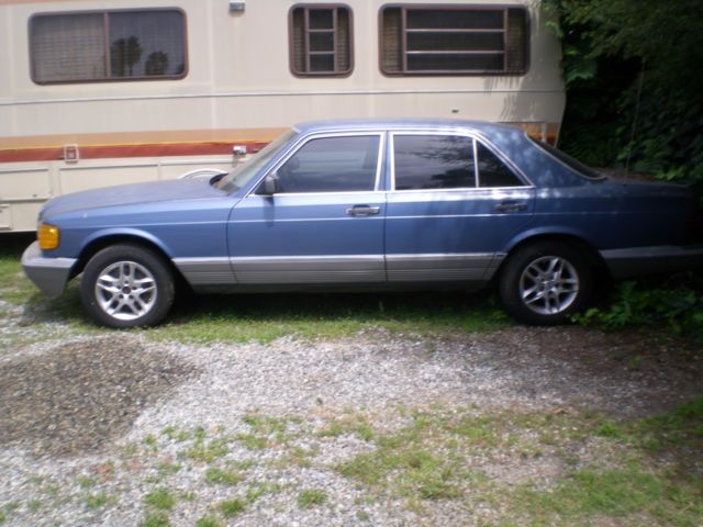 1985 Blue Mercedes-Benz 300-Series SEDAN