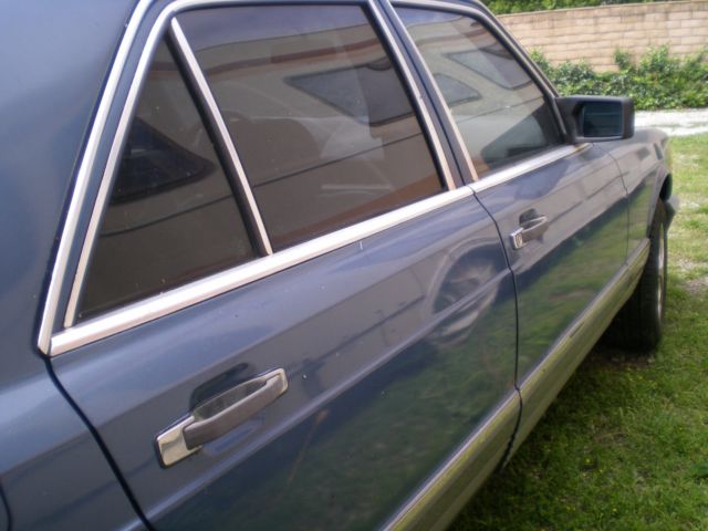 1985 Blue Mercedes-Benz 300-Series SEDAN