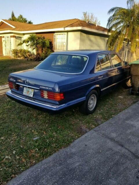 1985 Blue Mercedes-Benz 300-Series Sedan