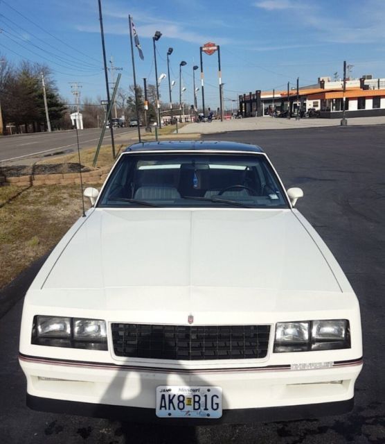1985 White Chevrolet Monte Carlo Coupe