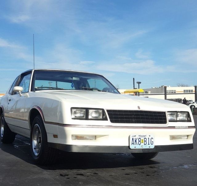 1985 White Chevrolet Monte Carlo Coupe