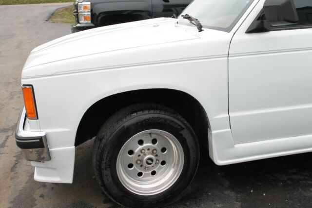1988 White Chevrolet S-10 Extended Cab Pickup