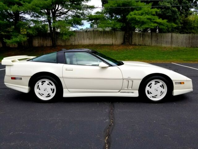1988 White Chevrolet Corvette Coupe