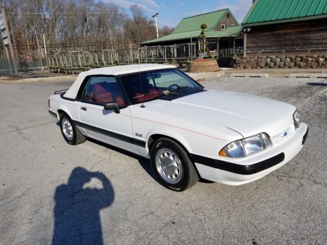 1989 White Ford Mustang