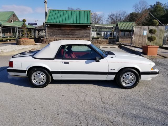 1989 White Ford Mustang