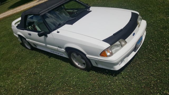 1989 Oxford White Ford Mustang 2D Convertible