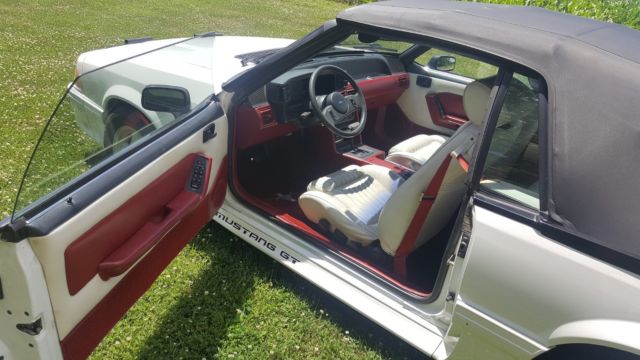 1989 Oxford White Ford Mustang 2D Convertible