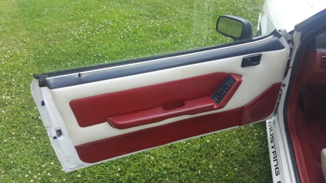 1989 Oxford White Ford Mustang 2D Convertible
