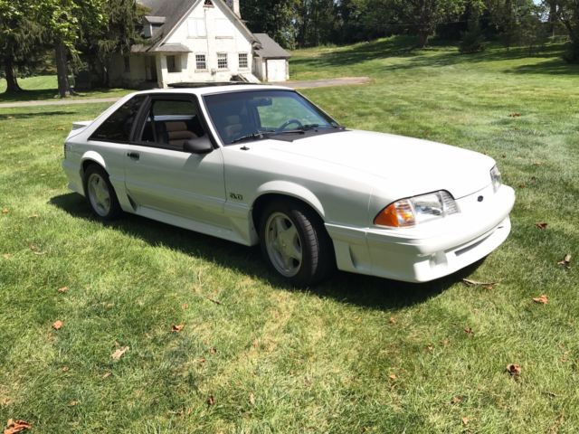 1990 White Ford Mustang